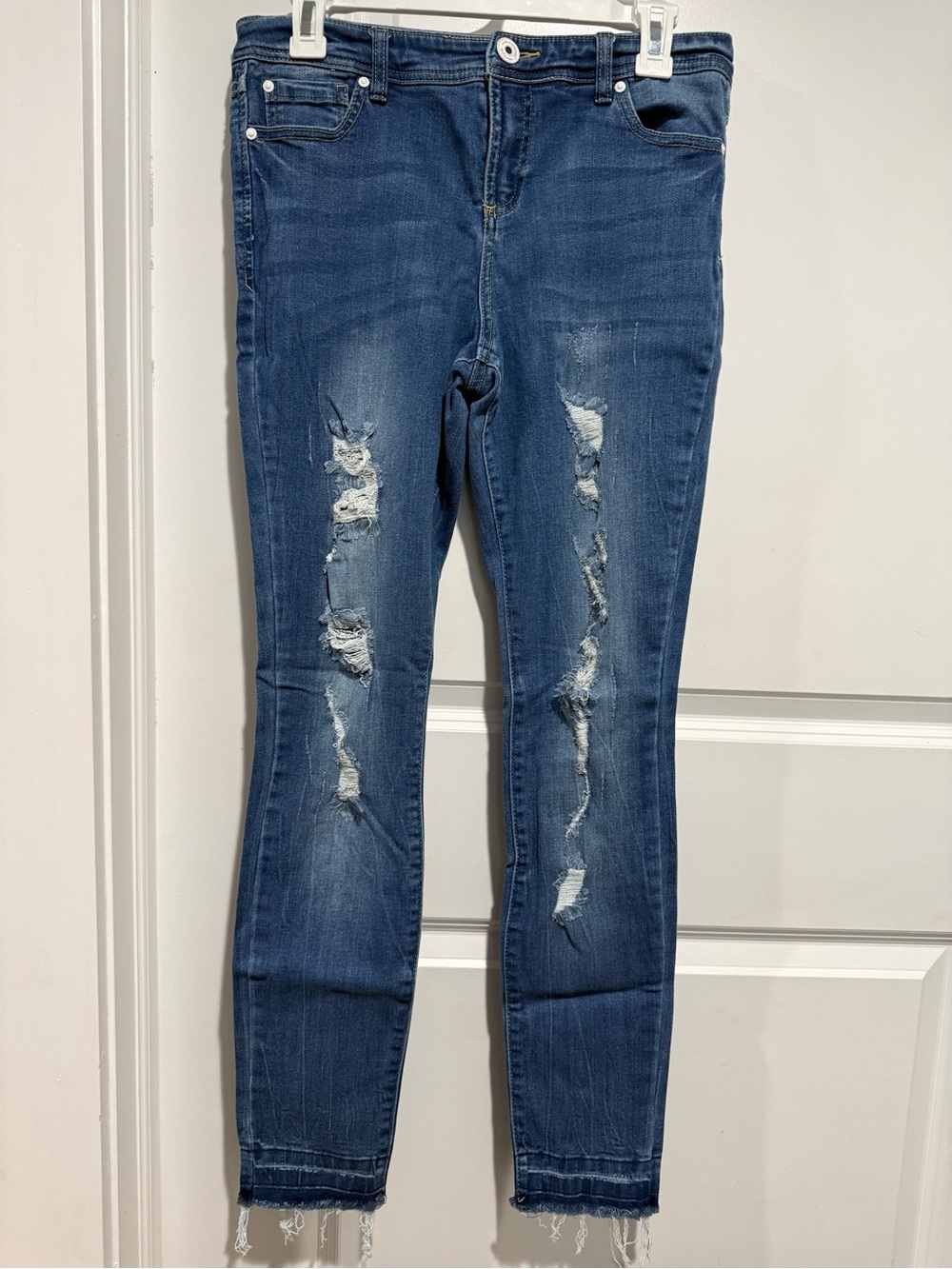 Women’s Distressed Skinny Jeans in Dark Blue